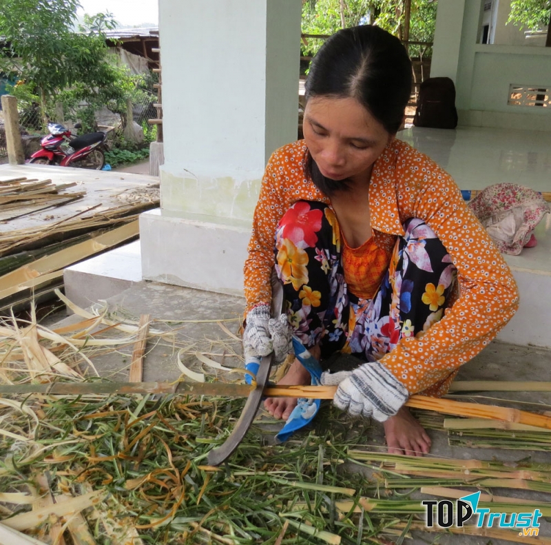 Người dân đang cần mẫn làm thúng chai