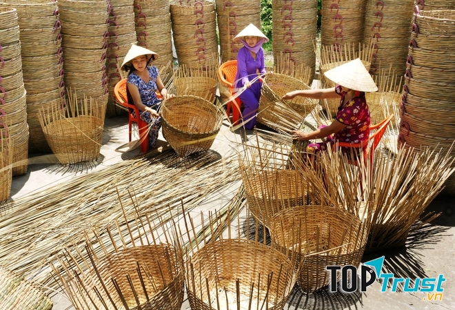 Các chị phụ nữ làng Thạch Cầu đang say sưa làm việc