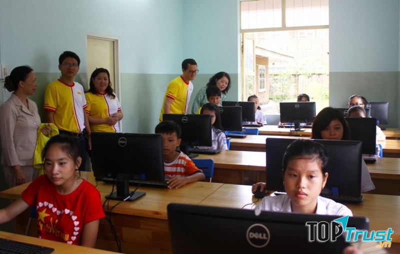 DHL Việt Nam tài trợ 250 triệu đồng cho Làng trẻ em SOS Cà Mau