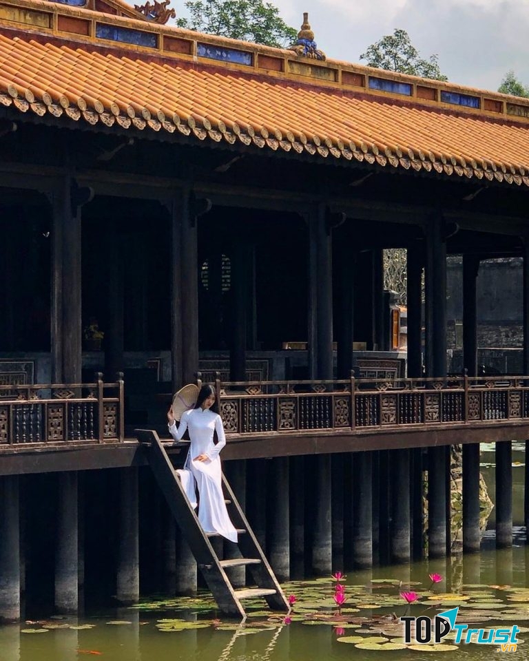 Lăng Tự Đức là một trong những công trình đẹp nhất của kiến trúc thời Nguyễn.