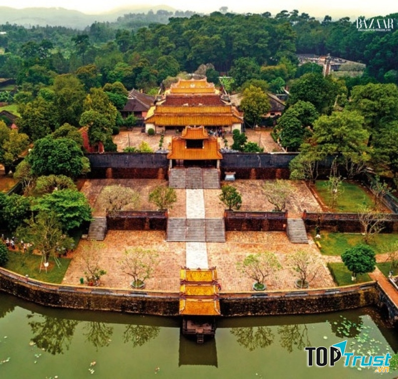 Bố cục khu lăng gồm 2 phần chính, bố trí trên 2 trục dọc song song với nhau