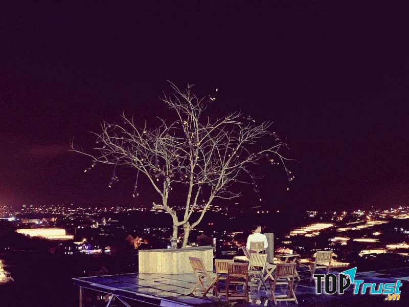 Một buổi tối cùng người ấy ngắm thành phố tại Làng Vũ Thị