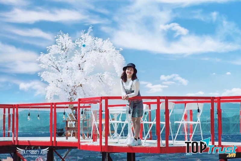 bí ẩn đang bao trùm. Và có lẽ nổi bật nhất ở Làng là gác kiếng có view ngắm thành phố khá lãng mạn ghi lại những khoảnh khắc đẹp cho du khách