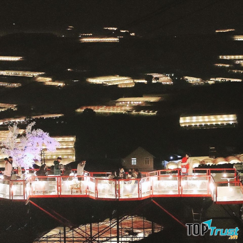 Cà phê sách hoa Violet ngày thứ tưLàng Vũ Thị