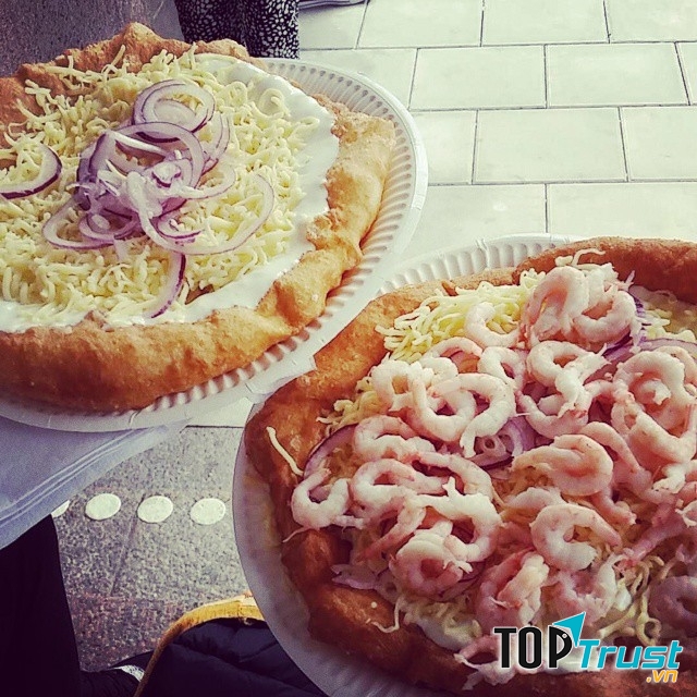 Langos là món ăn đường phố rất được yêu thích ở Hungary.