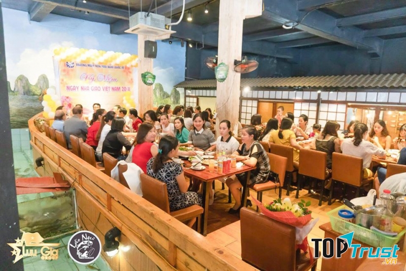 Chỗ ngồi là mô hình chiếc thuyền rộng rãi