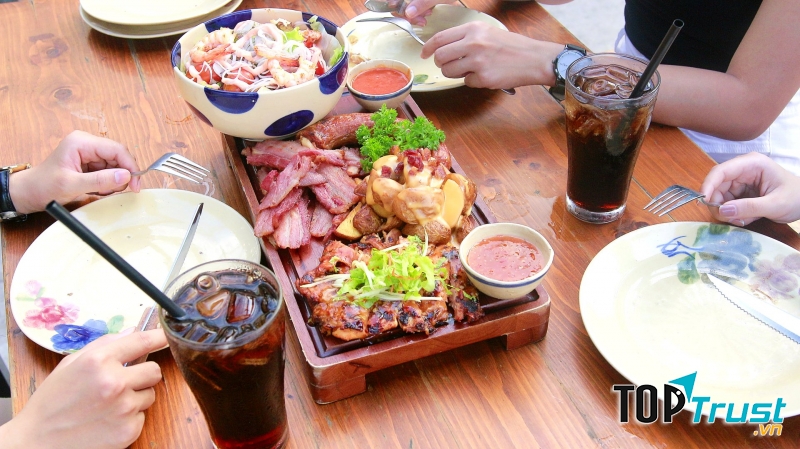 Đến đây không chỉ những món nướng thơm ngon, những ly bia mát lạnh mà còn sự nhiệt tình chu đáo của nhân viên. 