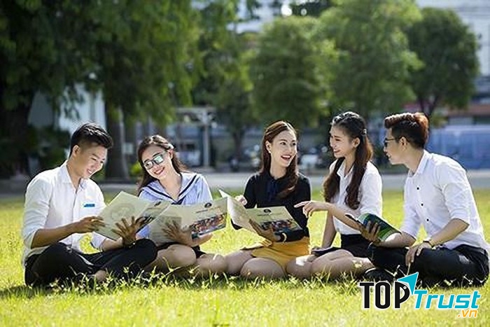 Những cái chạm bất ngờ này sẽ là dấu hiệu nhận biết cuối cùng trước khi chàng chính thức ngỏ lời yêu bạn.