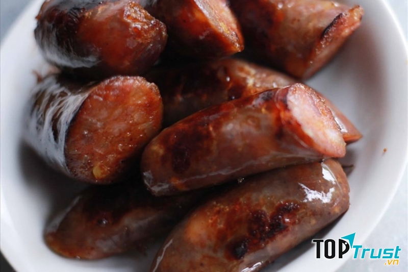 Lạp sườn có thể chế biến bằng nhiều cách, như luộc, chiên, nướng trước khi ăn.