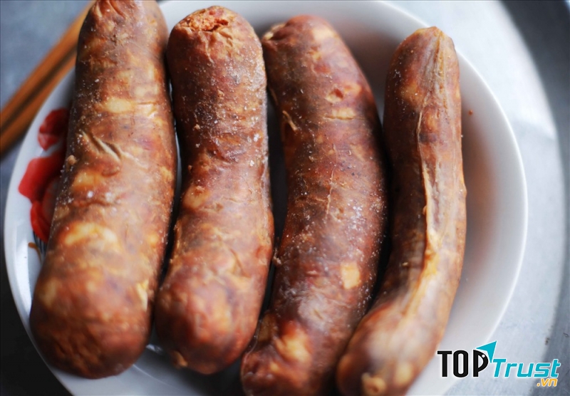 Thứ gia vị không thể thiếu của lạp sườn là mắc khén và rượu.