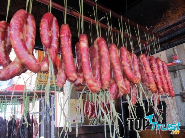 Lạp xưởng Cao Bằng có hương vị đậm đà của thịt nạc vai, các loại gia vị, quả mác mật, gừng đá, vỏ lòng non