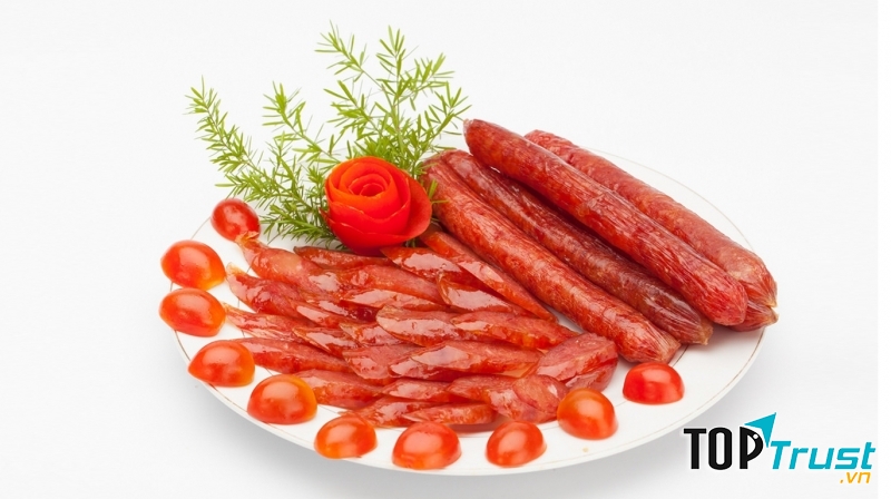 Trên bàn tiệc ngày Tết luôn có món lạp xưởng để người thân hay khách khứa nhâm nhi cùng với rượu.