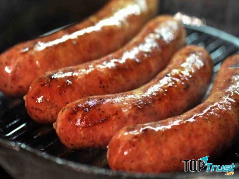 Lạp xưởng hun khói khiến bạn khó cưỡng lại.