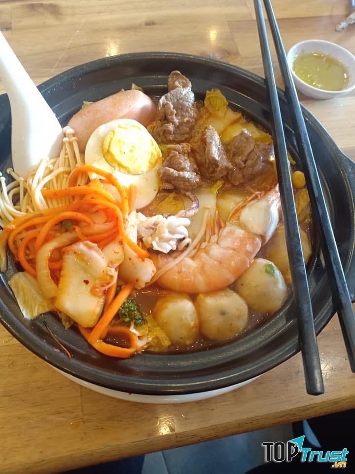 Mì được đựng trong nồi đất nên giữ ấm rất lâu