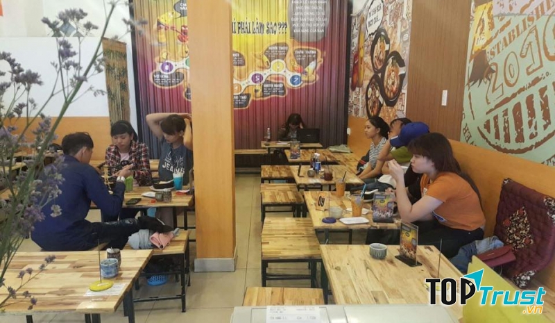 Không gian quán rộng rãi, sạch sẽ, trang trí bắt mắt