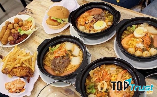 Quán cung cấp thực đơn đa dạng chuyên các món ăn vặt xen lẫn hương vị ẩm thực Hàn Quốc và Việt Nam