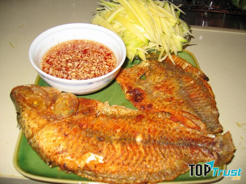 Nên tránh lật cá khi ăn