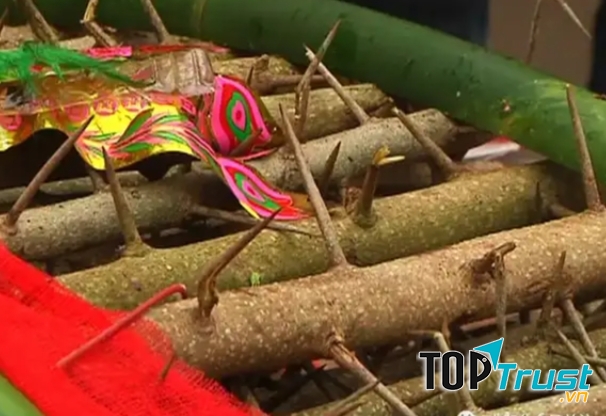 Hủ tục lật giường gai