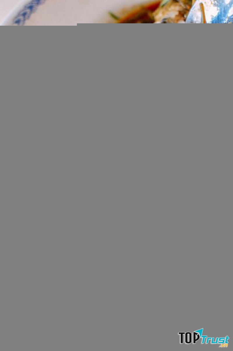 Lật món cá trên đĩa