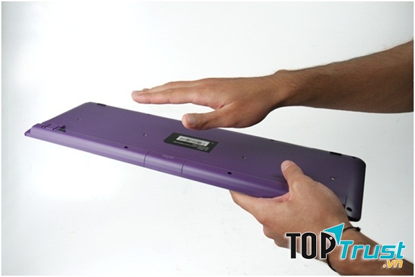 Lật ngược laptop và vỗ nhẹ