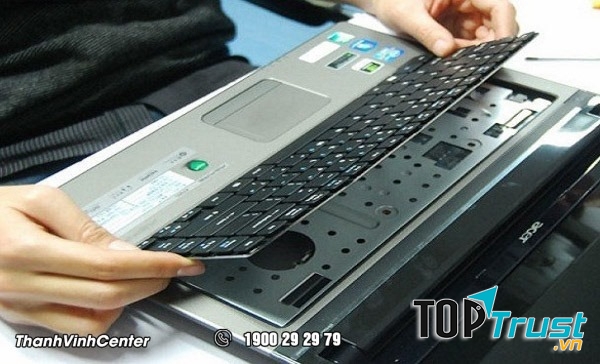 Lật ngược laptop và vỗ nhẹ