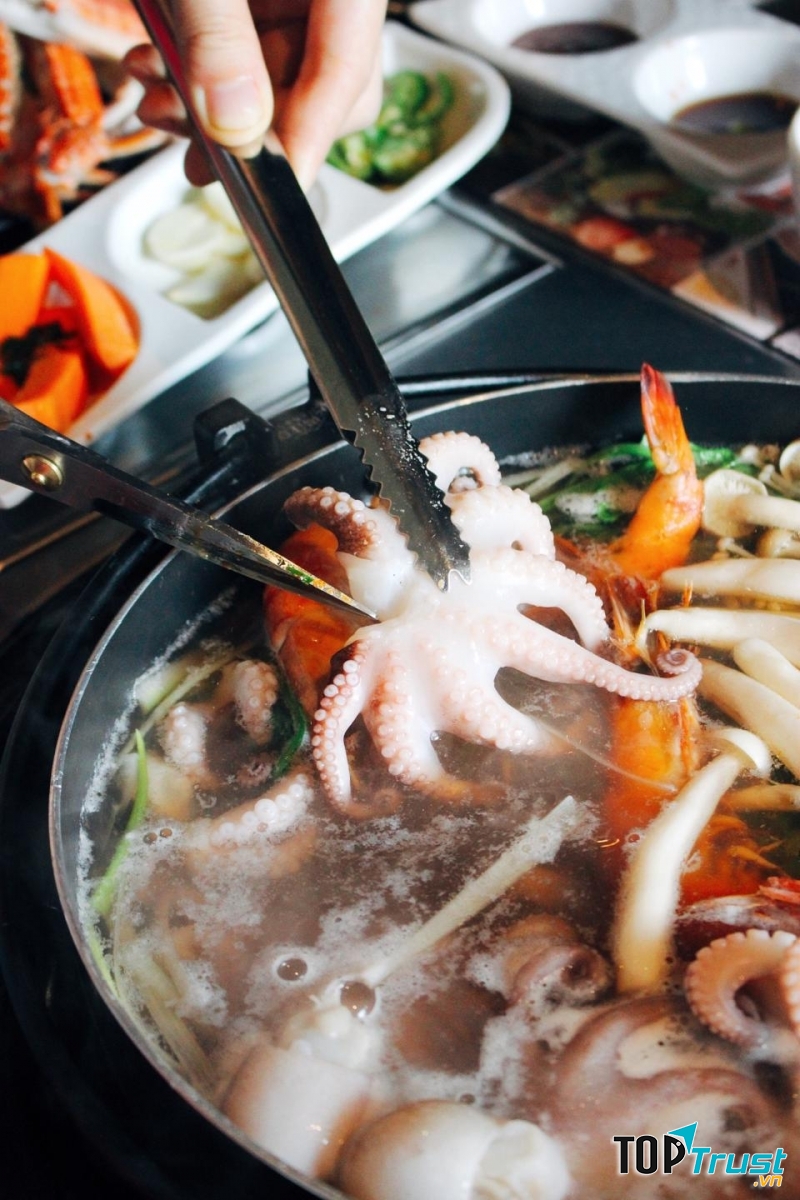Lẩu bạch tuộc ba màu