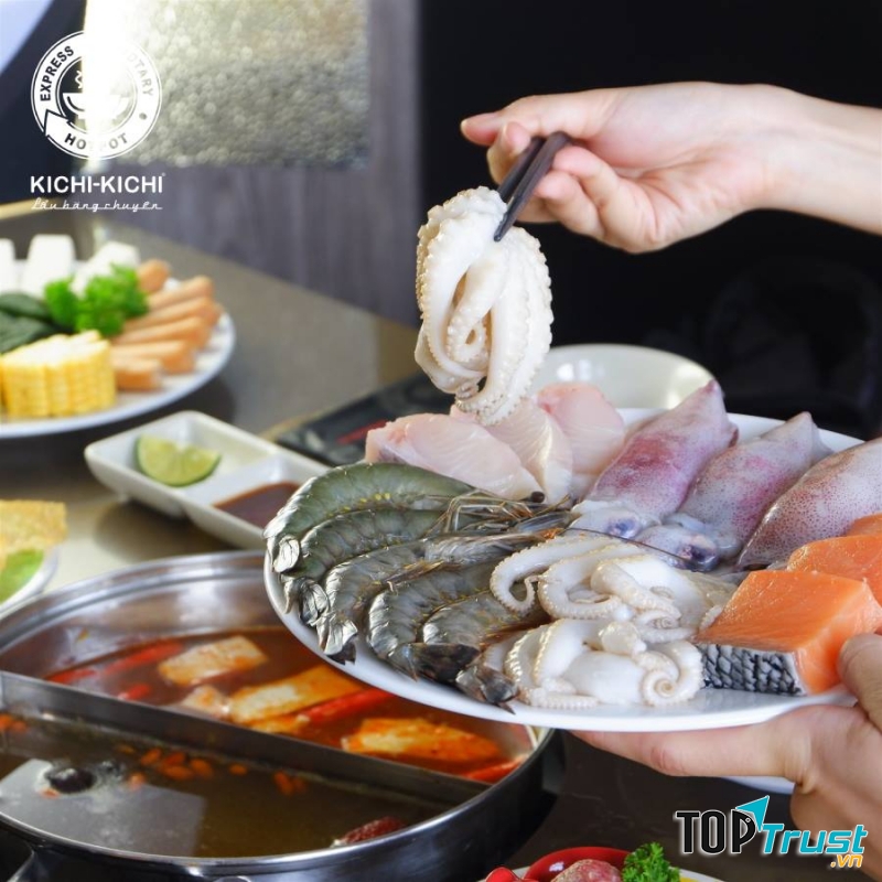 Món ăn gia đình hấp dẫn tại nhà hàng