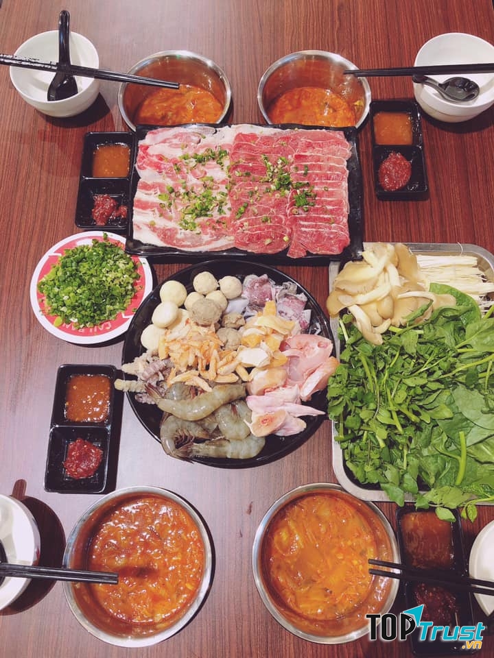 Bàn lẩu tại nhà hàng Vạn Hương Mai