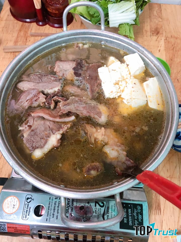 Cái tên tiếp theo mà Toplist muốn gợi ý đến bạn chính là Lẩu bò Ba Toa quán Gỗ