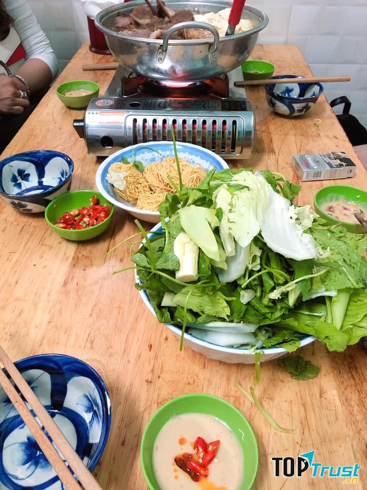 Lẩu Bò Quán Gỗ là địa điểm nổi tiếng phù hợp cho gia đình bạn vào dịp cuối tuần.