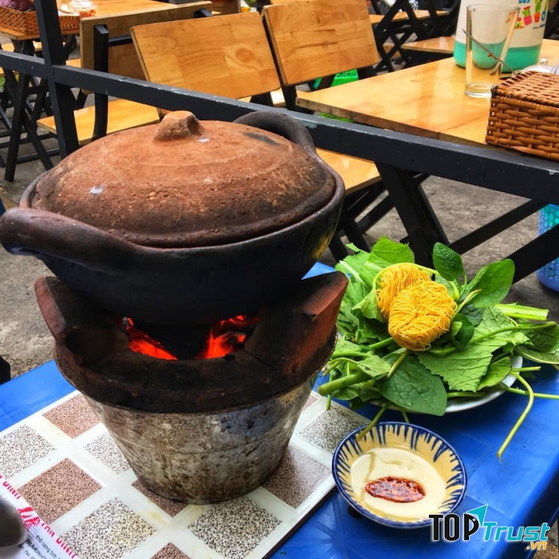 Lẩu bò hẻm 161 được nấu trong nồi đất