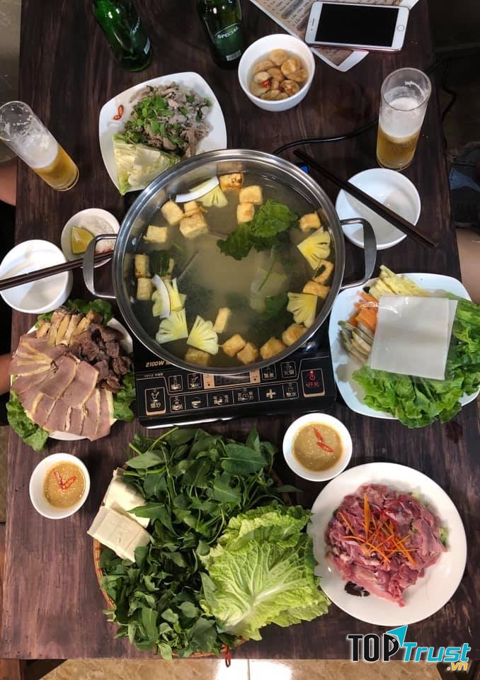 Lẩu bò nhúng dấm phố Thái Phiên