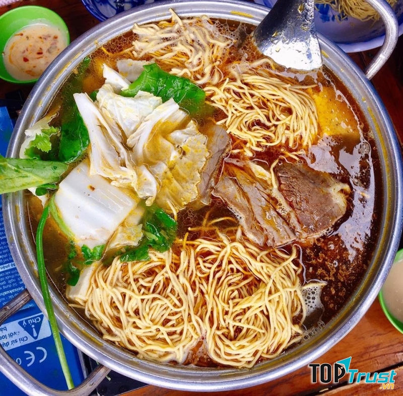 Lẩu Bò Quán Gỗ là một trong những quán ăn ngon nức tiếng ở Đà Lạt