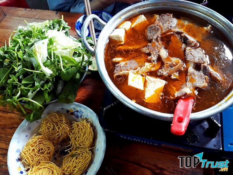 Lẩu Bò Quán Gỗ là địa chỉ dành cho những ai muốn thưởng thức lẩu bò ngon