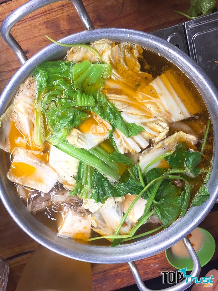 Khu Ba Toa ở Đà Lạt gồm cả chục quán lẩu bò cùng lấy tên Ba Toa, song quán Nhà Gỗ nằm cuối con hẻm sâu vẫn thu hút cả dân địa phương lẫn du khách tìm đến hơn 30 năm qua