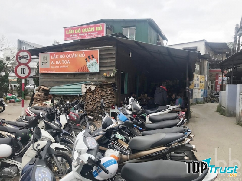 Nếu chưa biết ăn gì ở Đà Lạt vào buổi trưa thì  lẩu bò quán Gỗ là một lựa chọn hợp lý