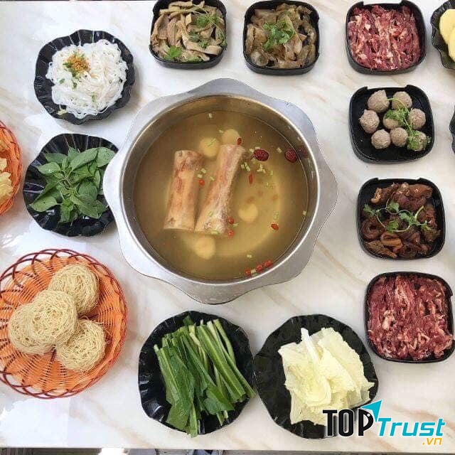 Quán có không gian lịch sự, sạch sẽ, 3 tầng đều có điều hòa mát mẻ, đội ngũ nhân viên phục vụ nhiệt tình.