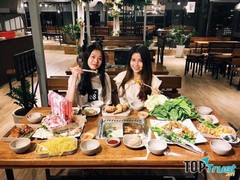Giờ mà được nhâm nhi món lẩu buffet rau nóng hỏi, nước lẩu đậm đà chia làm 2 vị (cay và không cay) cùng với không khí lành lạnh và không thể thiếu đám chí cốt thì còn gì bằng