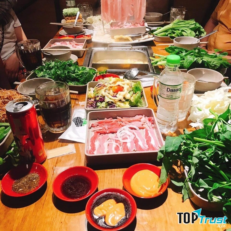 Một trong những quán ăn đặc biệt tạo ấn tượng cả về không gian và chất lượng đồ ăn chính là Lagim – Buffet rau Đà Lạt.