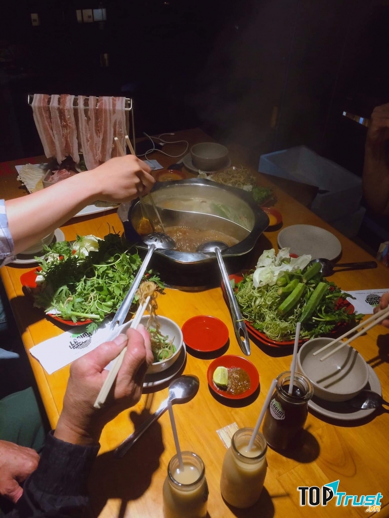 hêm vào đó, vắt mì ở đây được làm tại chỗ, nặn tại chỗ nên đảm bảo cả về vệ sinh đến chất lượng.