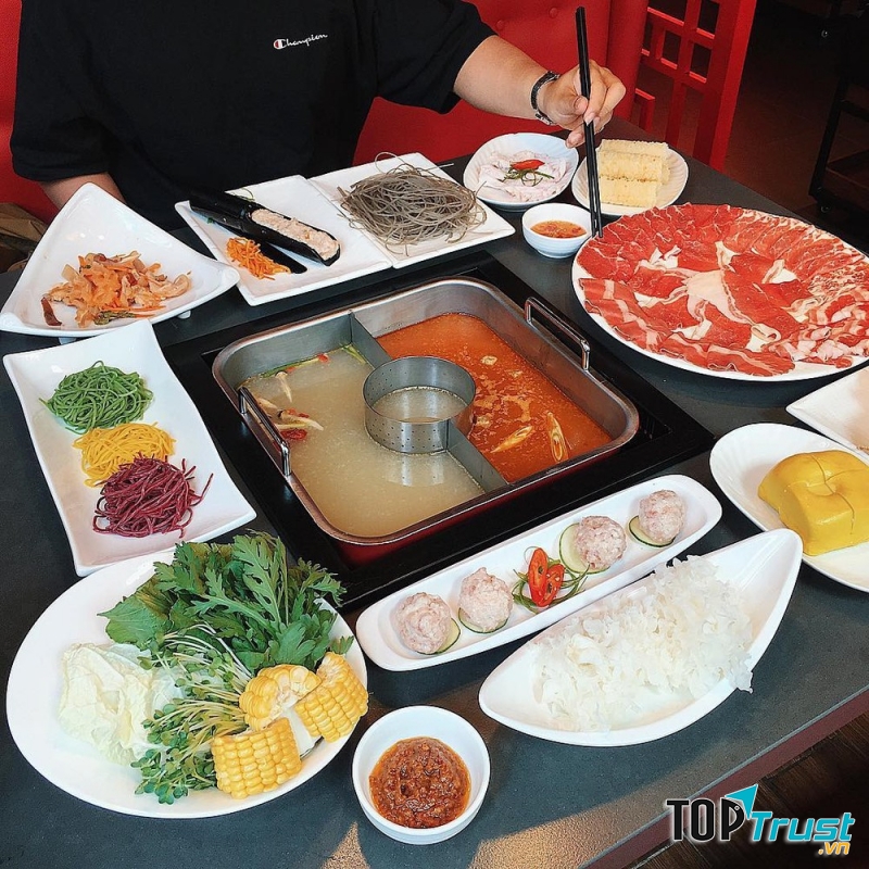 Lẩu chất quán chuyên về lẩu, đa dạng từ lẩu bò, đến lẩu gà, lẩu thập cẩm bò, lẩu thập cẩm gà, lẩu kim kê, lẩu thập cẩm hải sản.