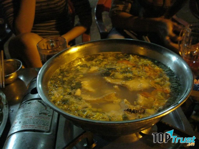 Lẩu chua sả nghệ cá nhám giàu.