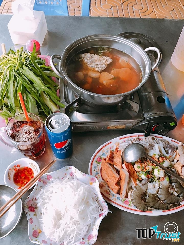 Quán bình dân nhưng nguyên liệu rất tươi ngon.