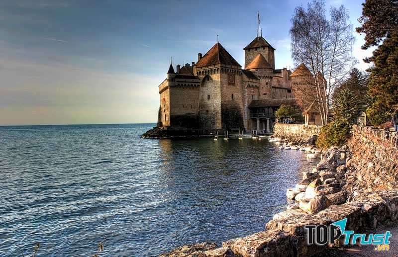 Chillon được mệnh danh là lâu đài nổi tiếng đẹp nhất Thụy Sỹ thu hút rất nhiều khách du lịch đến thăm