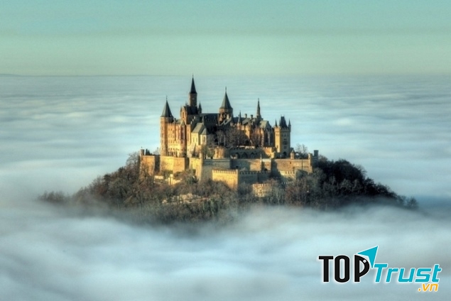 Lâu đài Hohenzollern quanh năm mây phủ