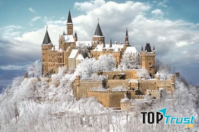 Lâu đài Hohenzollern mê hoặc trong tuyết trắng