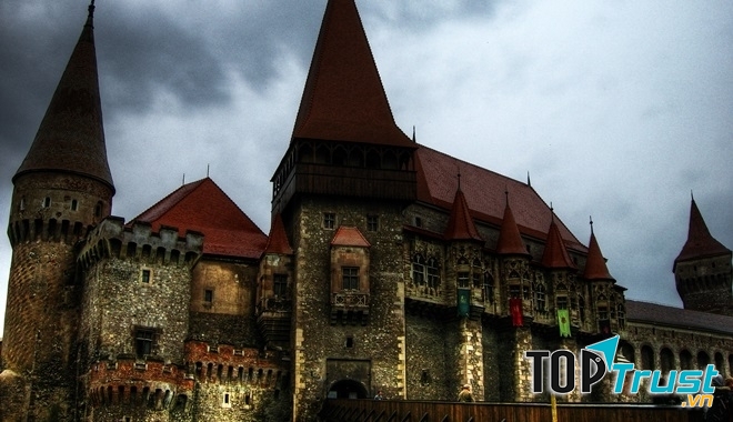 Lâu đài Hunyad - Lâu đài ma cà rồng