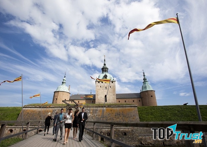 Đường dẫn vào cổng chính của lâu đài được làm bằng một cây cầu gỗ nhỏ rất thú vị.