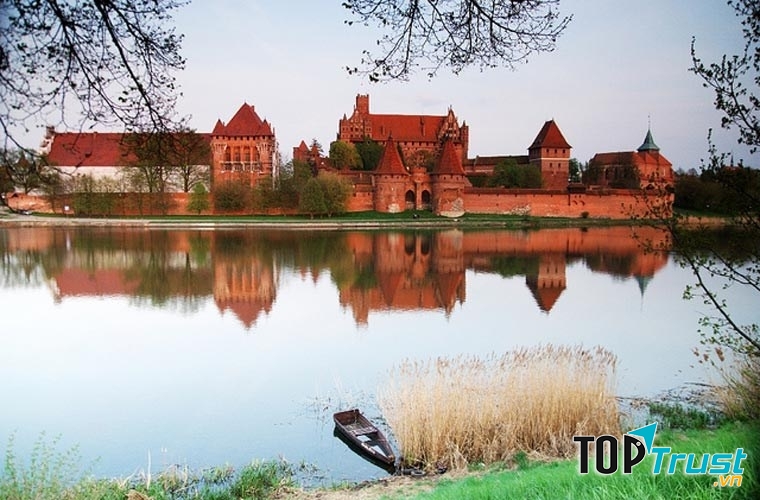 Lâu đài Malbork nổi bật với màu gạch đỏ