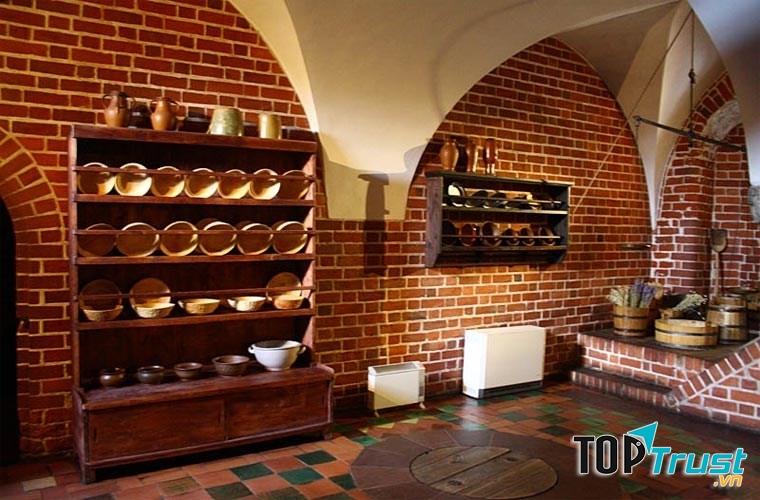 Gian bếp màu đỏ trong lâu đài